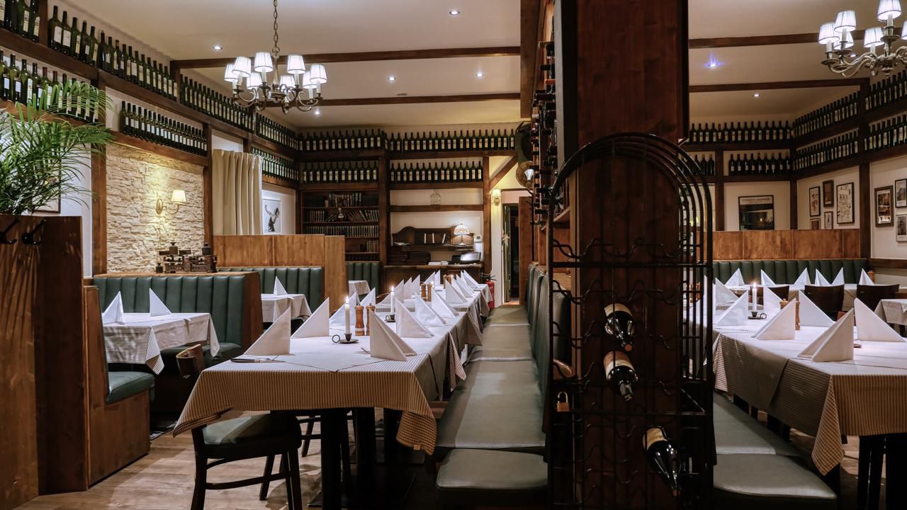 Weite Ansicht des eleganten Speisesaals