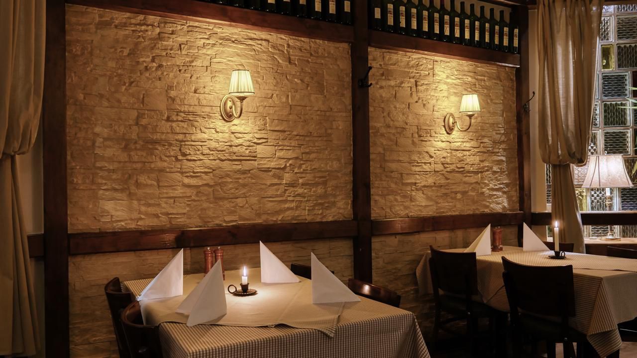 Romantisches Tischgedeck mit Steinwand